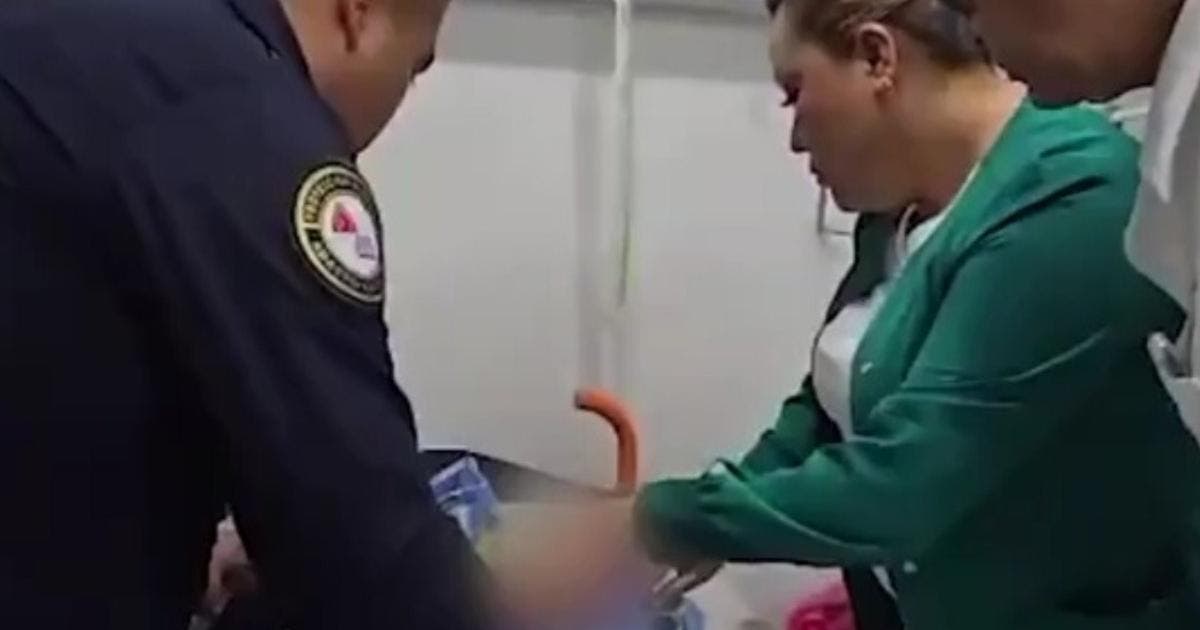Rescatan a recién nacido abandonado en baños del Metro UAM
