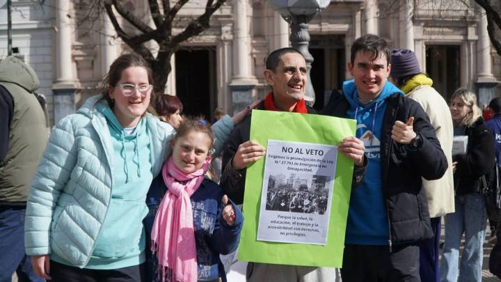 Discapacidad: familias se volvieron a pronunciar en contra del veto de Milei en Plaza Roca
