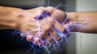 Qué significa cuando una persona te da corriente eléctrica, según la ciencia