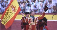 El torero Manuel Escribano porta una bandera de España en la que ponía «Sánchez a prisión» y luego se disculpa