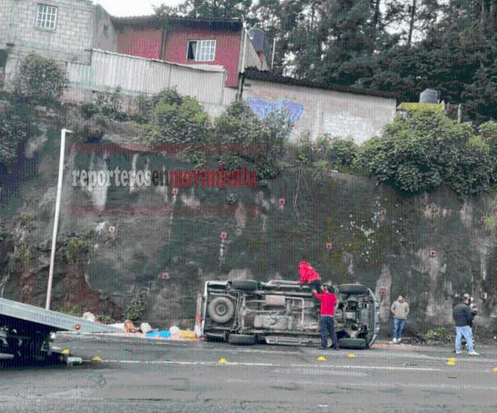 CAMIONETA DE TAMALES SUFRIÓ VOLCADURA Y OTRA CAMIONETA CHOCÓ CONTRA EL MURO DE CONTENCIÓN EN LA MÉXICO