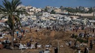 "Mis hijos y yo estaríamos hechos pedazos si nos quedamos": Ejército de Israel destruye campamento en Gaza