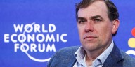CEO de Amazon Web Services advierte que es un error reemplazar a empleados sin experiencia con IA