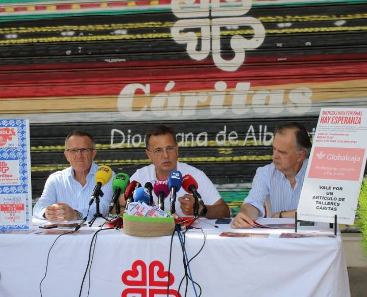 Manuel Serrano agradece a Cáritas Diocesana la gran labor social que realiza en Albacete y anima a colaborar con su Tómbola solidaria que ofrecerá 736.321 boletos en su 73 edición El alcalde afirma qu