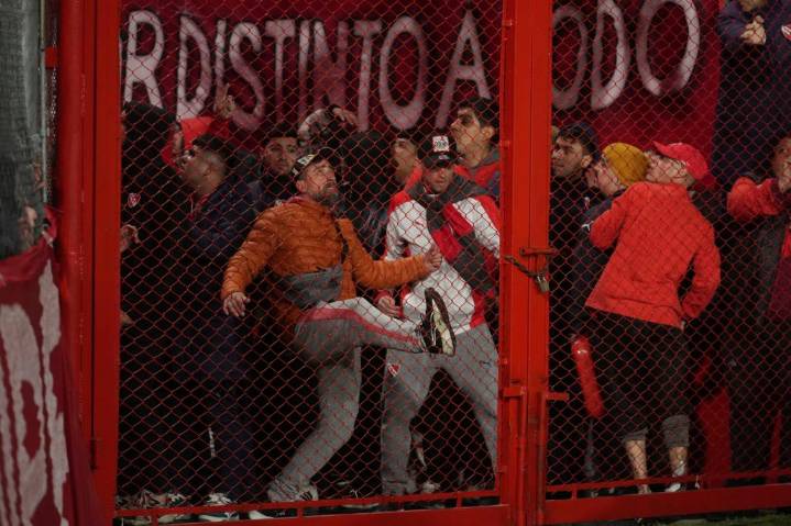 U de Chile-Independiente en Copa Sudamericana, suspendido por violencia de hinchas en Buenos Aires – Chicago Tribune