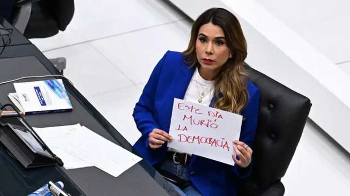 “Ha muerto la democracia”: las reacciones a la polémica reforma en El Salvador que permitirá la reelección presidencial indefinida