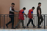 Tribunal de Indonesia condena a 80 latigazos a dos hombres por abrazarse