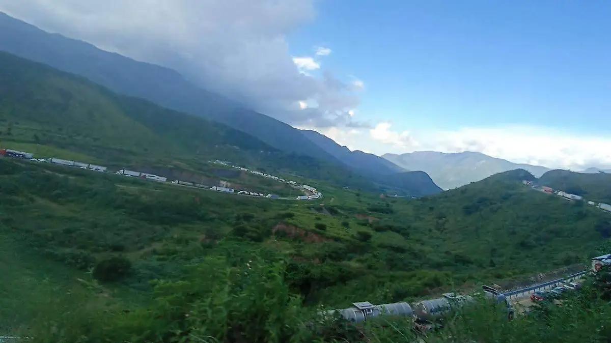 Labores de mantenimiento provocan caos vial en Cumbres de Maltrata; piden a conductores tener paciencia