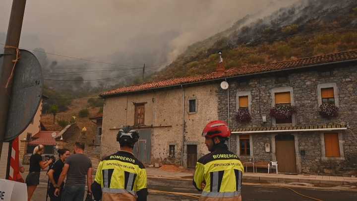 Castela e León soporta 9 incendios con nivel 2 de alerta e desaloxan 8.000 persoas en Sanabria