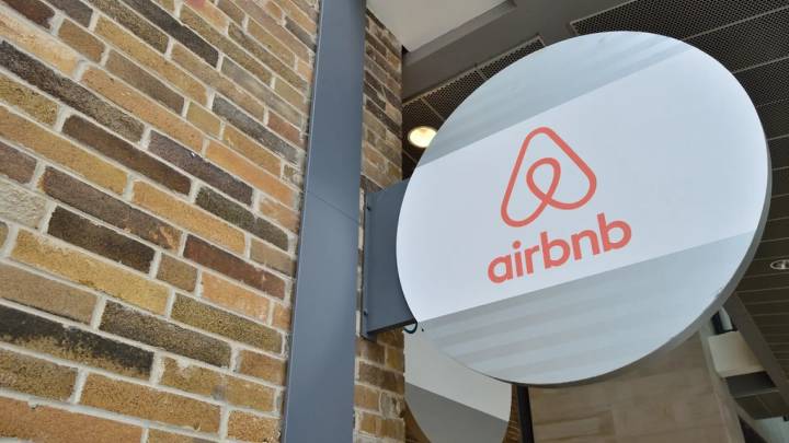 Una anfitriona de Airbnb recibe una factura de 1.300 euros por un inquilino que minó criptomonedas en su casa