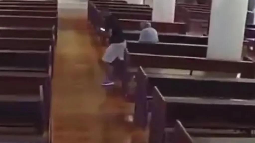 Al interior de una iglesia en Monterrey roban celular a un adulto mayor