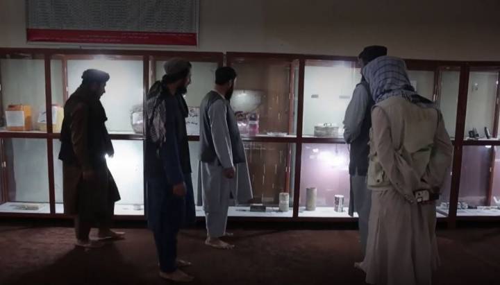 VIDEO | El museo del terror talibán: ollas a presión, cafeteras bomba a reliquias