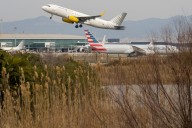 Las tormentas en la costa de Barcelona obligan a cancelar una treintena  de vuelos en el aeropuerto de El Prat