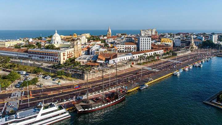 Borran grafiti en contra del expresidente Álvaro Uribe pintado en Cartagena