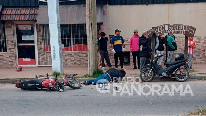 Susto por un fuerte accidente: motociclista atropelló a un empleado
