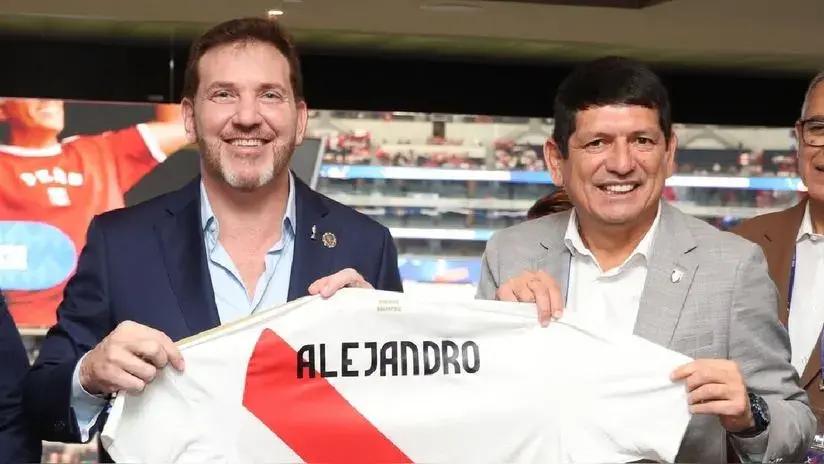 "Reconocimiento a tu liderazgo": presidente de la Conmebol felicitó a Agustín Lozano por su reelección en la FPF