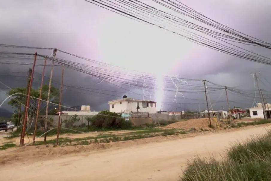 Impresionante tormenta eléctrica ilumina el cielo de Los Cabos