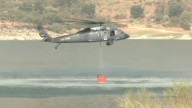 El Black Hawk de Eslovaquia refuerza el perímetro del incendio en Hervás