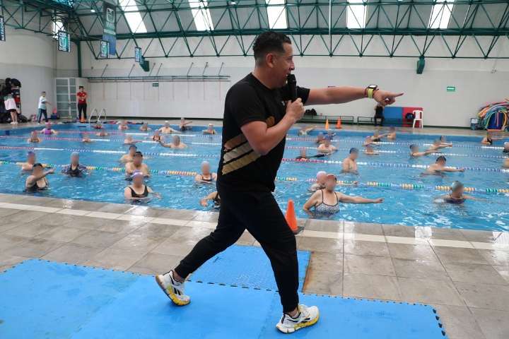 Fomenta IMSS Hidalgo salud integral con clase de AquaZumbIMSS para personas mayores