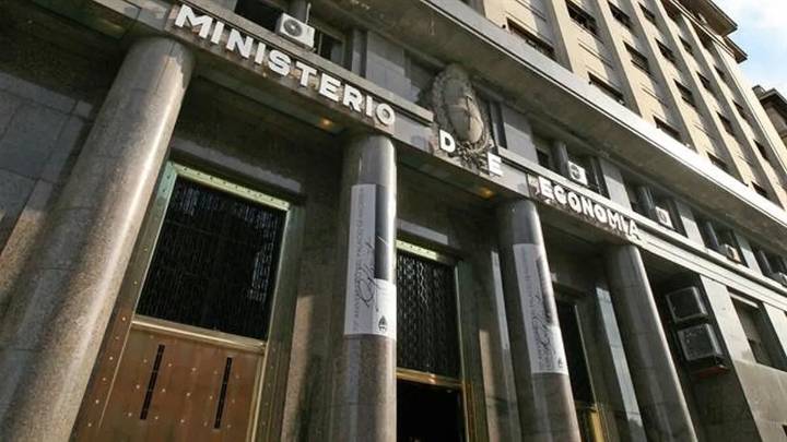 El Gobierno renovó el 60% del mega vencimiento de deuda en pesos y convalidó otra suba en la tasa de interés