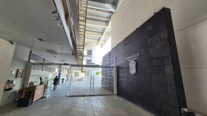 Miles de jóvenes quedan fuera de la UG y buscan alternativas educativas