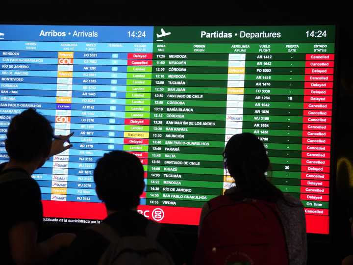 Paro de controladores aéreos: vuelos cancelados, gritos, filas eternas y caos en Aeroparque