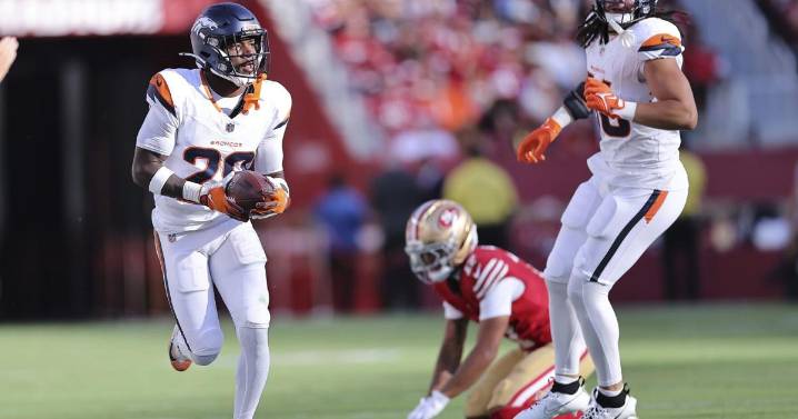 CB Ja'Quan McMillian intercepts QB Bo Nix to end practice 