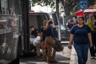 Hombre muere en camión y autoridades tardan en actuar
