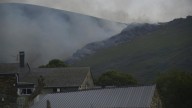 El fuego cerca las casas en Chandrexa de Queixa, el peor incendio del verano en Galicia