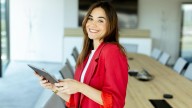 La nueva temporada se viste de rojo: la clave para un regreso triunfal a la oficina