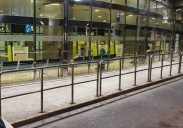 El cierre de puertas en el aeropuerto de noche obliga a un rodeo para coger taxi