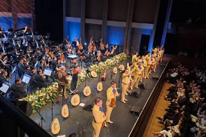 Con mariachi y orquesta, celebran a Juan Gabriel y Vicente Fernández