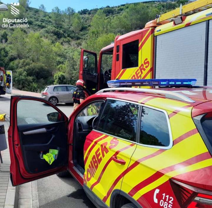 Los bomberos intervienen en dos accidentes de camiones en Benicàssim y Moncofa