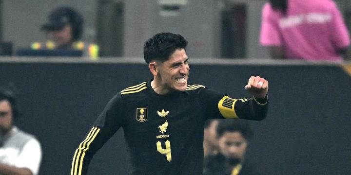¿Cuál es el salario de Edson Álvarez, jugador mexicano que es buscado por 4 equipos en Europa?