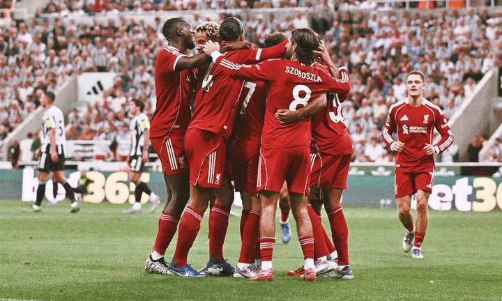 Liverpool sigue perfecto pese a valiente intento de remontada de Newcastle