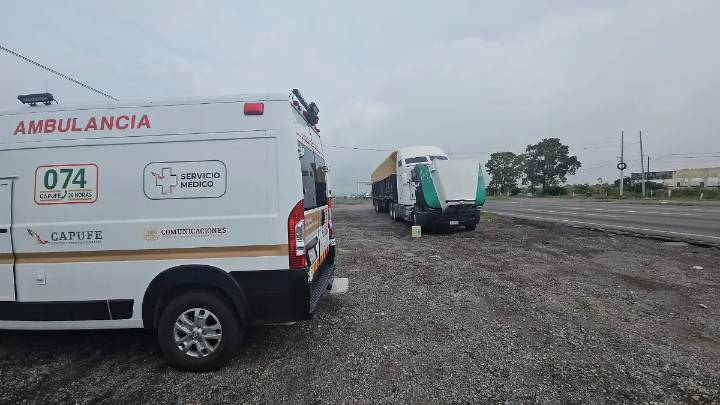 Operador de tráiler se quemó el brazo tras falla mecánica