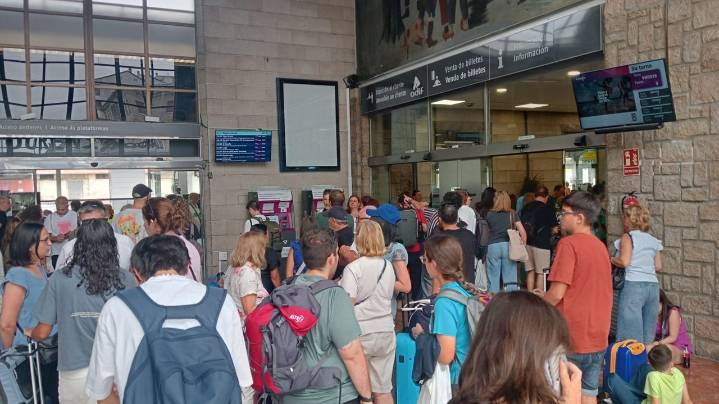 El fuego obliga a interrumpir de nuevo la circulación de trenes entre Madrid y Galicia