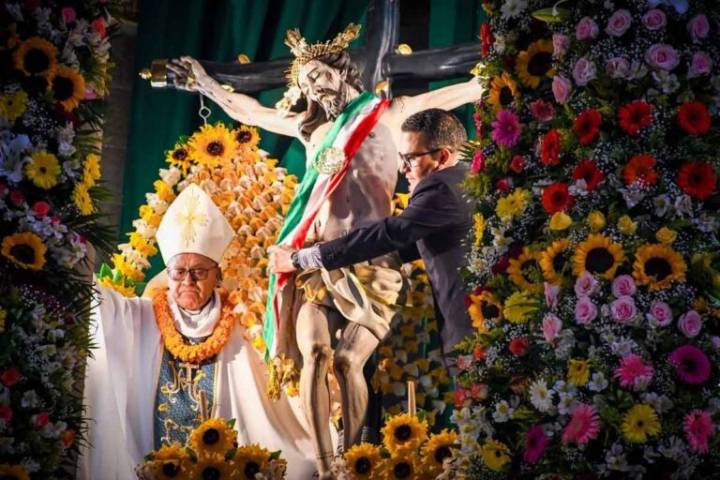 Alcalde de Ixmiquilpan coloca la banda presidencial al Señor de Jalpan