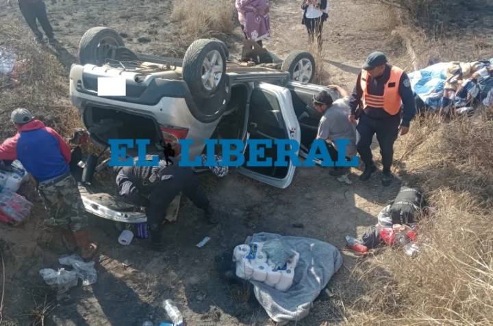 Ruta 34: tres personas resultaron heridas tras el vuelco de una camioneta