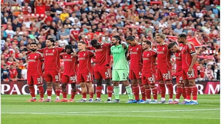 Emocionante minuto de silencio en homenaje a Diogo Jota y André Silva en Liverpool