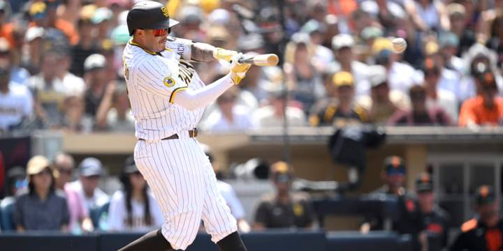 Manny Machado drives in 3 as Padres beat Giants