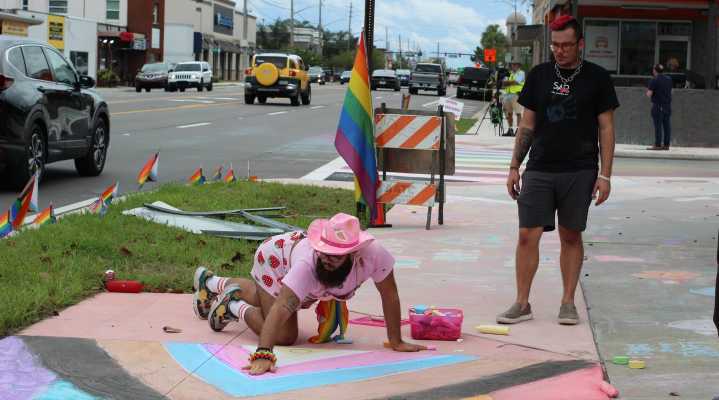 Protestantes repintan con tiza el paso peatonal arcoíris frente a Pulse