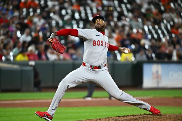 Reports: Red Sox reach extension with LHP Aroldis Chapman