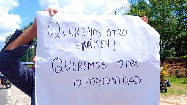 Postulantes y familiares bloquean vía por presuntas irregularidades en examen de la Escuela de Policía