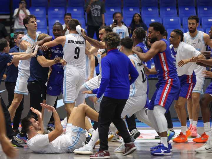 Las duras sanciones para Argentina y Dominicana tras las piñas en la AmeriCup