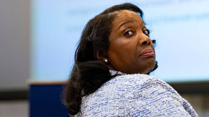 Lisa Cook demanda a Trump por intento de sacarla de la junta de la Fed
