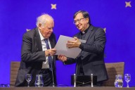 Uruguayo Enrique Iglesias recibe título honoris causa con llamado a "defender" los valores
