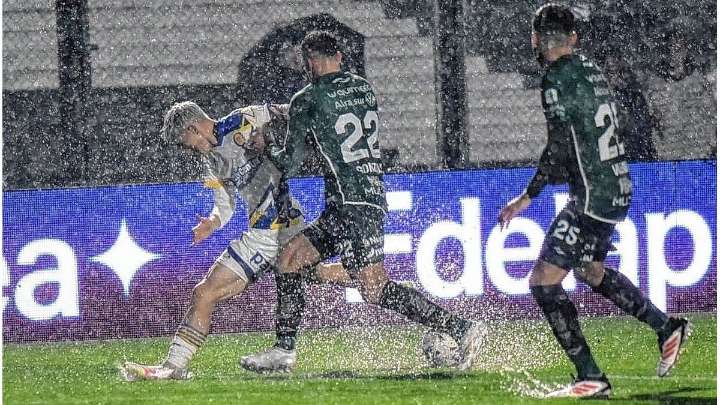 Se suspendió el partido entre Sarmiento y Rosario Central por la intensa lluvia