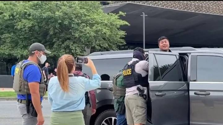 “Yo no debo nada”: hombre suplica por ayuda mientras es detenido por agentes federales en D.C.