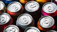 No tires las latas de gaseosa vacías: así podés crear estas mini macetas para tus suculentas